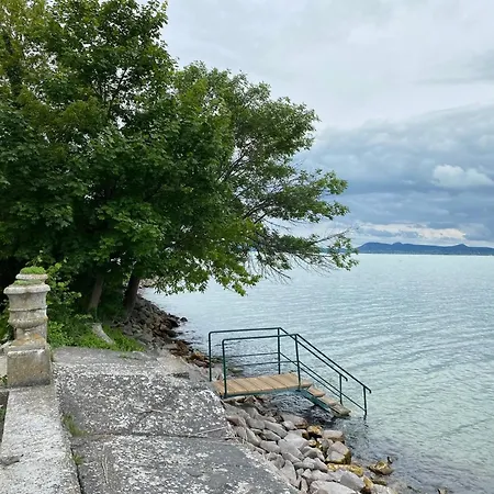 Kz Sajat Partszakasszal דירה