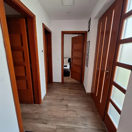 Kz Sajat Partszakasszal Apartmán *