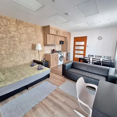 Kz Sajat Partszakasszal Apartmán *
